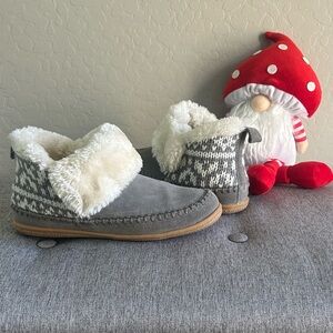 Minnetonka Gray and White bootie with fur size 9
